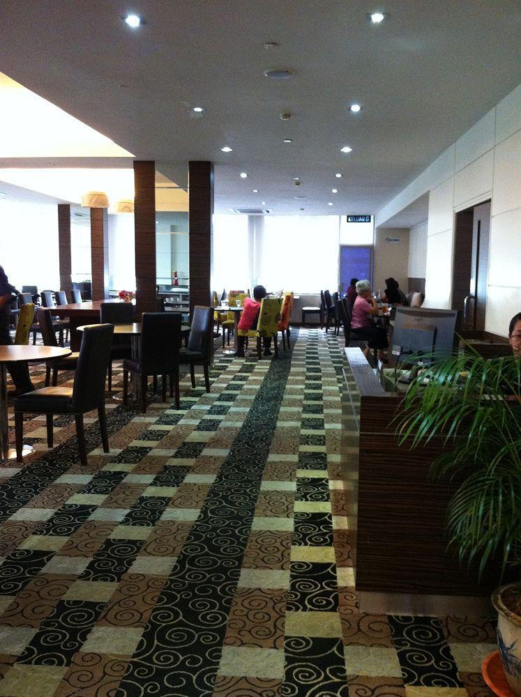 Kingwood Hotel Kuching Buitenkant foto