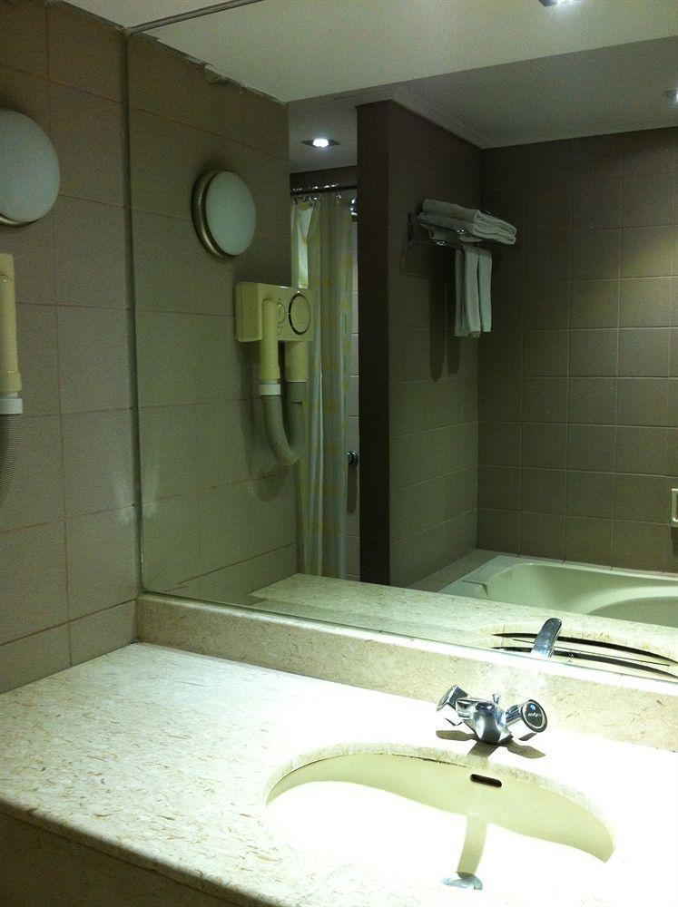 Kingwood Hotel Kuching Buitenkant foto