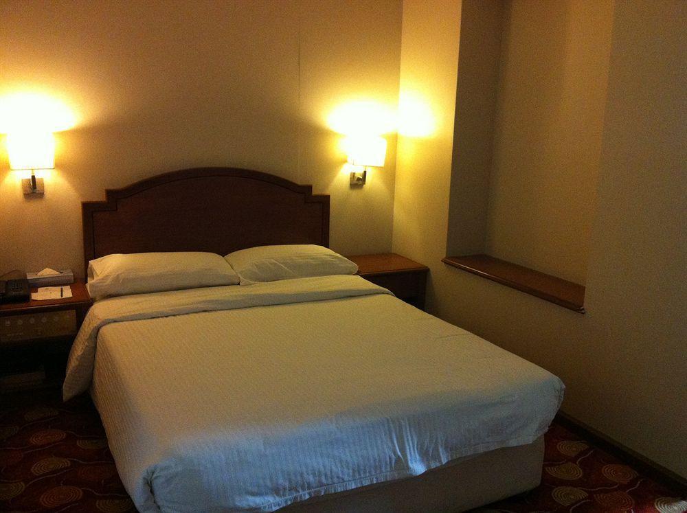 Kingwood Hotel Kuching Buitenkant foto