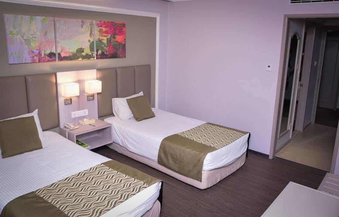 Kingwood Hotel Kuching Buitenkant foto