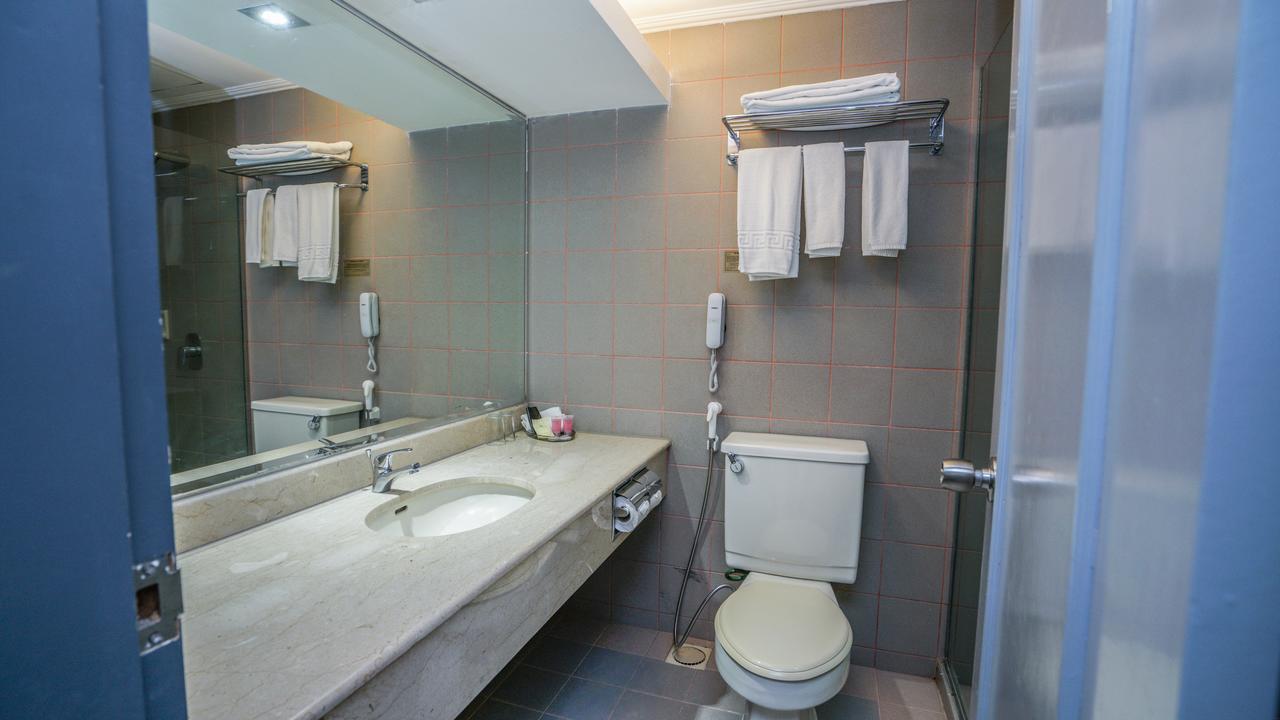 Kingwood Hotel Kuching Buitenkant foto